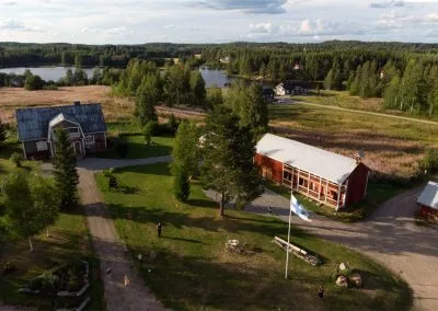 Maatilamtkailu Kumpusen pihapiiri / Yard of the Farmhouse Kumpunen