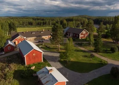 Maatilamtkailu Kumpusen pihapiiri / Yard of the Farmhouse Kumpunen